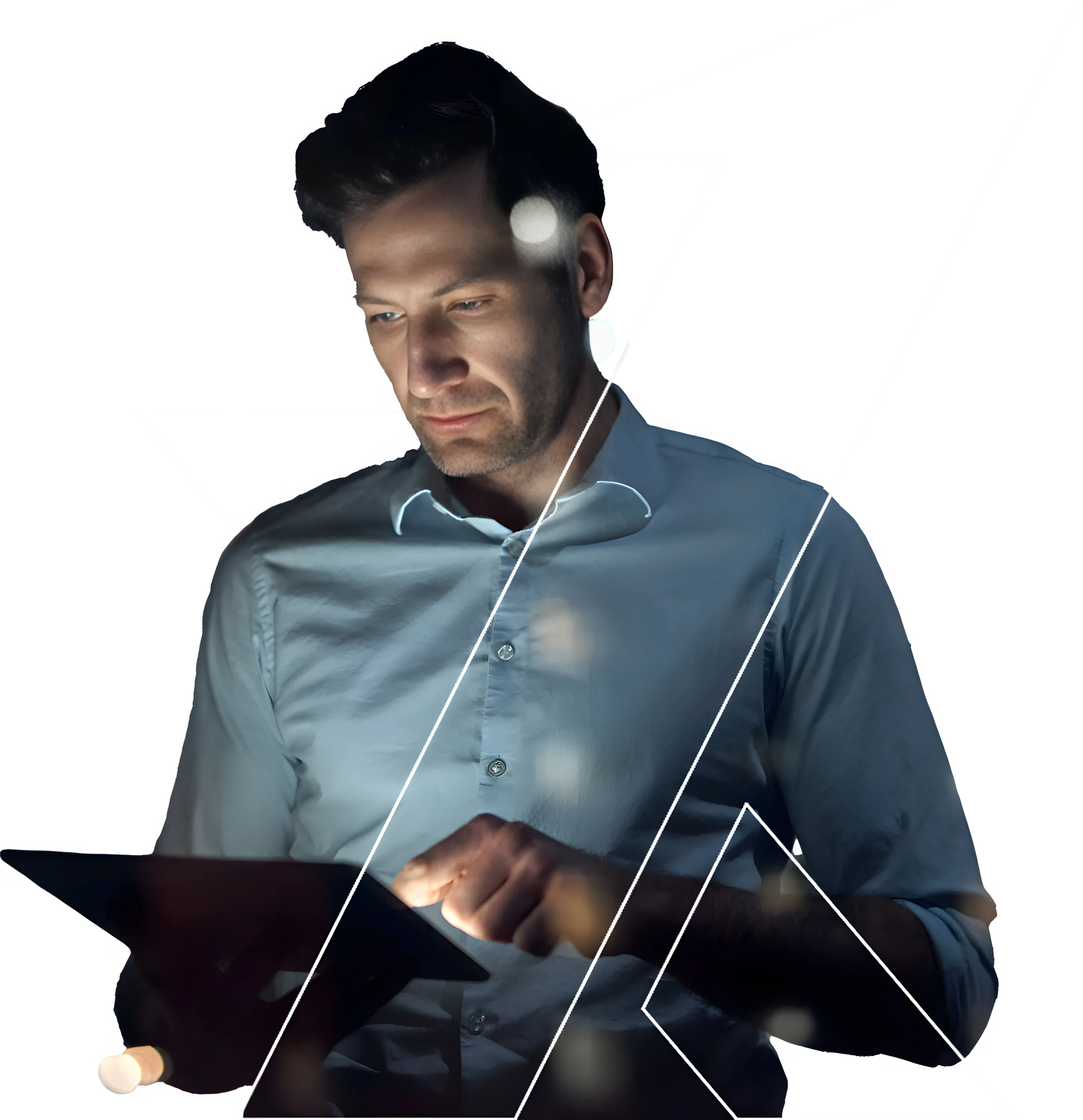 Profissional analisando dados estratégicos para aumentar a eficiência operacional com o XOne Cloud